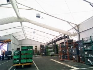calentamiento de una carpa mediante conductos para aumentar la temperatura interior